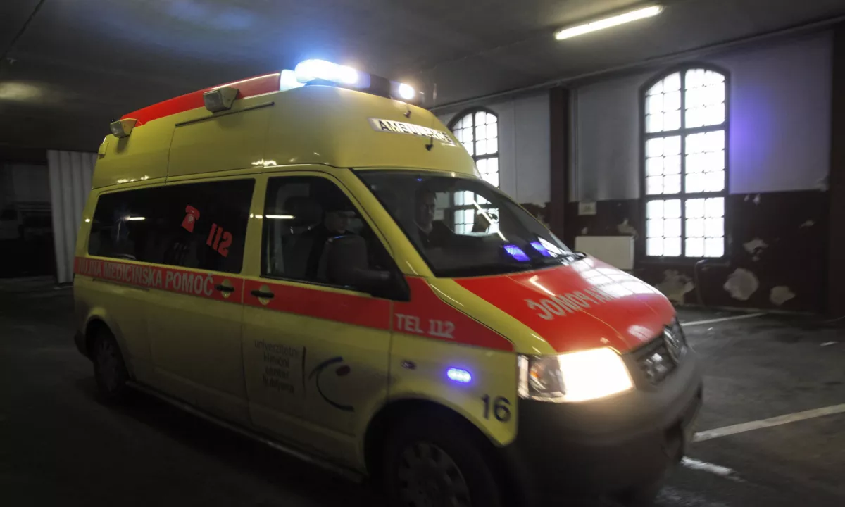 Vozniku je ob prevrnitvi uspelo zapustiti kabino, 30-letni m