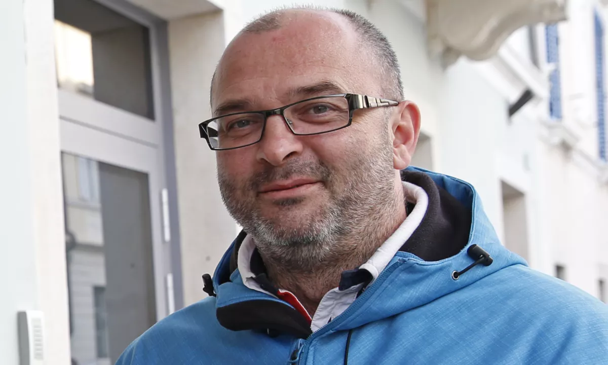 Vladni urad za komuniciranje odblokiral sledilce na vladnih profilih