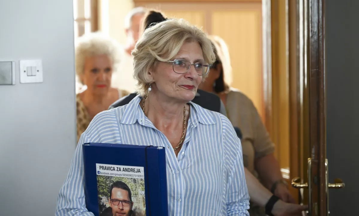 Zakonca sta očitke vseskozi zanikala. Trdila sta, da sta pos