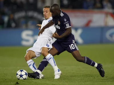 Real Madrid's Lassana Diarra, right, is challenged by Auxerre's Captain Benoit Pedretti during their Champions League soccer match at L'Abbe Deschamps stadium in Auxerre, central France, Tuesday, Sept. 28, 2010. (AP Photo/Francois Mori)