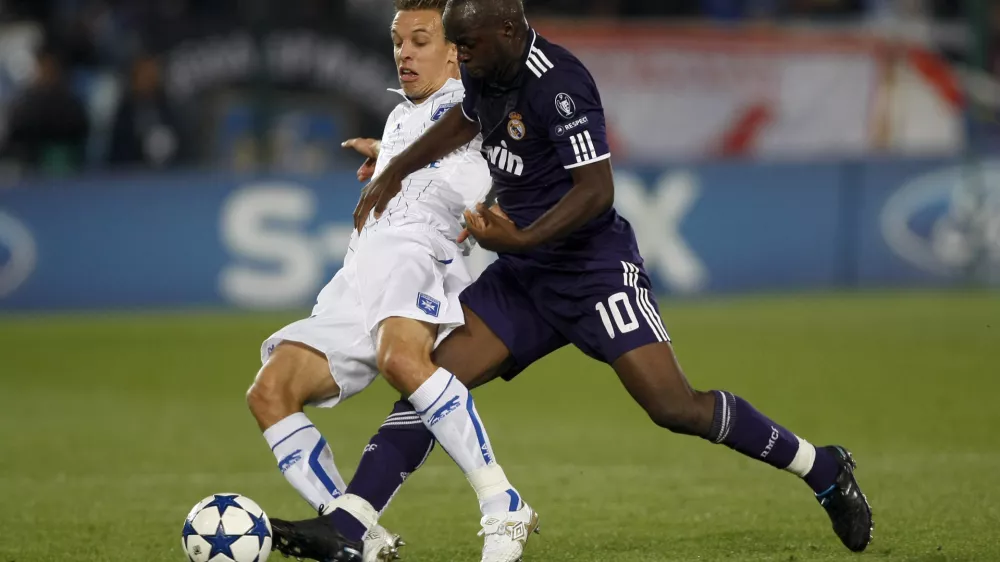 Real Madrid's Lassana Diarra, right, is challenged by Auxerre's Captain Benoit Pedretti during their Champions League soccer match at L'Abbe Deschamps stadium in Auxerre, central France, Tuesday, Sept. 28, 2010. (AP Photo/Francois Mori)