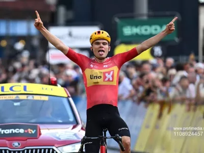 LE PUY-EN-VELAY, FRANCE - JUNE 08: Charmig Anthon (DEN) of Uno-X Mobility wins during stage 2 of the 78th edition of Tour Auvergne - Rhone-Alpes an UCI World Tour 2.UWT cycling road race stage for Men Elite of 234.3 km with start in Saint-Martin-Le-Vinoux and finish in Le Puy-en-Velay on June 8, 2026 in Le Puy-en-Velay, France, 08/06/2026 (Motordriver Guy De Vuyst -,Fotografija: 1108924457, Licenca: Rights-managed, Omejitve:, Izdaja modela: no 
