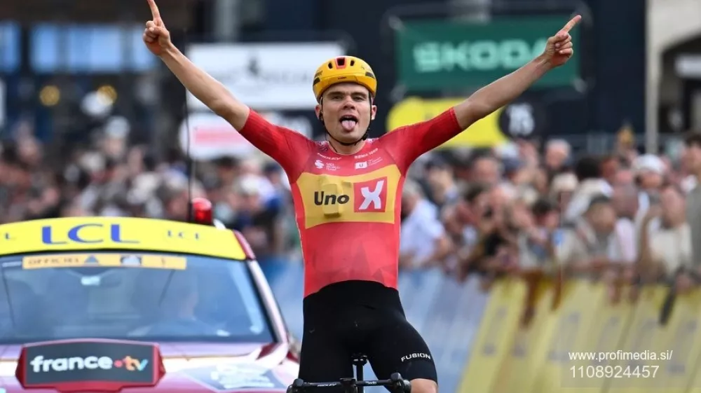 LE PUY-EN-VELAY, FRANCE - JUNE 08: Charmig Anthon (DEN) of Uno-X Mobility wins during stage 2 of the 78th edition of Tour Auvergne - Rhone-Alpes an UCI World Tour 2.UWT cycling road race stage for Men Elite of 234.3 km with start in Saint-Martin-Le-Vinoux and finish in Le Puy-en-Velay on June 8, 2026 in Le Puy-en-Velay, France, 08/06/2026 (Motordriver Guy De Vuyst -,Fotografija: 1108924457, Licenca: Rights-managed, Omejitve:, Izdaja modela: no 