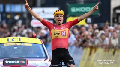 LE PUY-EN-VELAY, FRANCE - JUNE 08: Charmig Anthon (DEN) of Uno-X Mobility wins during stage 2 of the 78th edition of Tour Auvergne - Rhone-Alpes an UCI World Tour 2.UWT cycling road race stage for Men Elite of 234.3 km with start in Saint-Martin-Le-Vinoux and finish in Le Puy-en-Velay on June 8, 2026 in Le Puy-en-Velay, France, 08/06/2026 (Motordriver Guy De Vuyst -,Fotografija: 1108924457, Licenca: Rights-managed, Omejitve:, Izdaja modela: no 