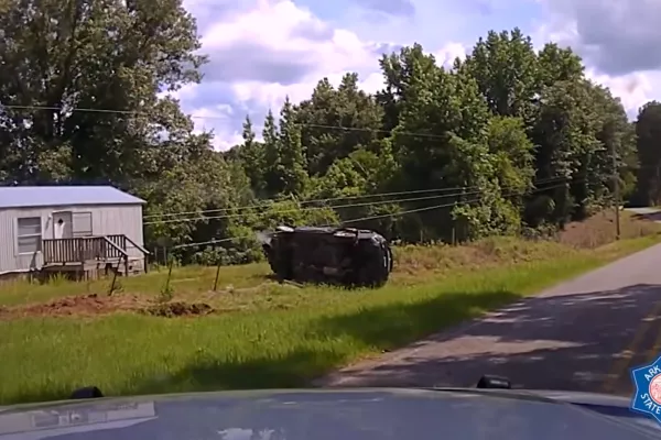 Pregon se je končal s prevrnjenim avtomobilom. / Foto: Arkansas State Police