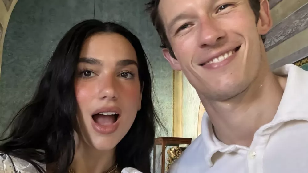 Dua Lipa in Callum Turner sta se poročila na civilni poroki v Londonu, poročno praznovanje pa sta imela v Palermu. F instagram Calluma Turnerja