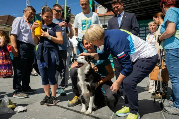 Nata&scaron;a Pirc Musar se je v Kamniku udeležila Evropskega prvenstva v gorskem in trail teku, vmes so bile pi&scaron;tole in narodne no&scaron;e, njeno pozornost pa je pritegnil simpatični kosmatinec. 
