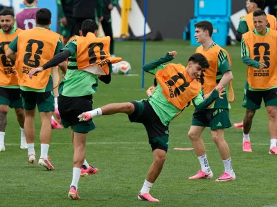 Mexico's Gilberto Mora and teammates warm up during a training in Mexico City, Wednesday, June 10, 2026, ahead of their opening match against South Africa at the FIFA World Cup. (AP Photo/Fernando Llano) / Foto: Fernando Llano