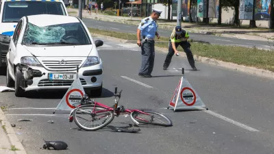 21.06.2022. - Prometna nesreča s smrtnim izidom na &Scaron;martinski cesti v Ljubljani - 30-letnik zapeljal v rdečo, kolesarka umrla na kraju //FOTO: Bojan Velikonja