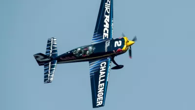 V zalivu pred Rovinjem so iz morja kot čeri &scaron;trleli napihnjeni piloni, ki pilotom ri&scaron;ejo progo od &scaron;tarta do cilja. Po vzletu z letali&scaron;ča v Vrsarju se vsak pilot približa &scaron;tartnim vratom, skozi katera lahko leti z najvi&scaron;jo hitrostjo 370 kilometrov na uro. Skozi nekatera vrata morajo piloti leteti s horizontalno poravnanimi krili &ndash; sodniki dovoljujejo odstopanja do 10 stopinj &ndash; skozi vertikalne ovinke pa ne smejo preseči obremenitve 10 G. Pri letenju skozi pilone je treba paziti tudi na najvi&scaron;jo in najnižjo vi&scaron;ino letenja. Vsaka kr&scaron;itev, to seveda velja tudi za trk ob pilone, pomeni kazenski pribitek. V boju s progo in za Rovinj značilnimi sunki vetra &ndash; med včeraj&scaron;njo dirko je pihal severozahodnik s hitrostjo okrog 20 kilometrov na uro &ndash; zato odločajo malenkosti in resnično prefinjen občutek za letenje najbolj&scaron;ih pilotov. Ti morajo pri izbiri linije skozi progo seveda upo&scaron;tevati tudi veter, ki odna&scaron;a letalo iz smeri. Vse pasti je v Rovinju tudi letos najbolje obvladal avstrijski pilot Hannes Arch, ki je v zadnjem letu ugnal Martina Sonko s Če&scaron;ke in Matta Halla iz Avstralije.