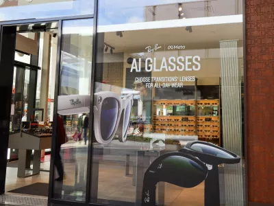 24.09.2025, Deutschland, NRW, K?nstliche Intelligenz, Optiker-Schaufenster mit einer Werbung f?r Ray-Ban Meta AI Sonnenbrillen, KI, Brillen, Ray Ban, Brille mit Videofunktion, Deutschland *** 24 09 2025, Germany, NRW, artificial intelligence, opticians shop window with an advertisement for Ray Ban Meta AI sunglasses, AI, glasses, Ray Ban, glasses with video function, Germany Copyright: xD.xKerlekin/SnowfieldxPhotographyx SF240925RayBanD1No Use Switzerland. No Use Germany. No Use Japan. No Use Austria