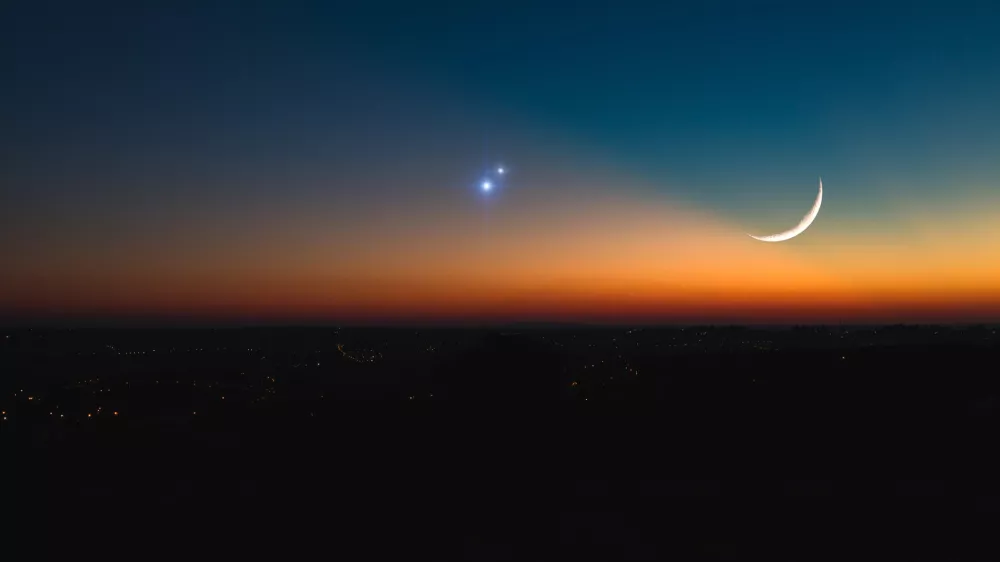 Konjunkcija Saturna, Jupitra in Lune.