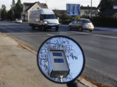 - 24.10.2017 - Dolenjska cesta v Ljubljani - novi stacionarni super radar ki lahko meri hitrost na obeh straneh prometnega toka hkrati, pri čemer lahko spremlja več vozil - nadzor hitrosti s samodejno merilno napravo &ndash; meritev hitrosti  //FOTO: Jaka Gasar