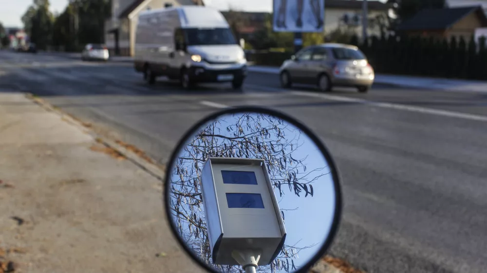 - 24.10.2017 - Dolenjska cesta v Ljubljani - novi stacionarni super radar ki lahko meri hitrost na obeh straneh prometnega toka hkrati, pri čemer lahko spremlja več vozil - nadzor hitrosti s samodejno merilno napravo &ndash; meritev hitrosti  //FOTO: Jaka Gasar