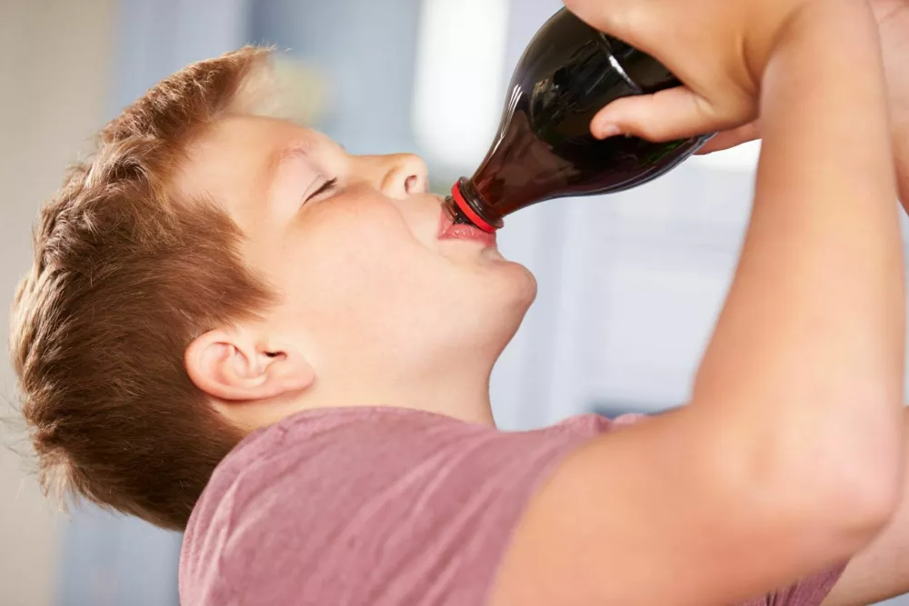 Close Up Of Boy Drinking Soda From Bottle / Foto: Monkeybusinessimages