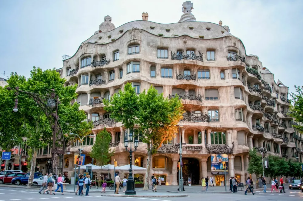 Barcelona, Spain - June 8, 2013: Residential house "Casa Mila", landmark of the city of Barcelona / Foto: Ershov_maks