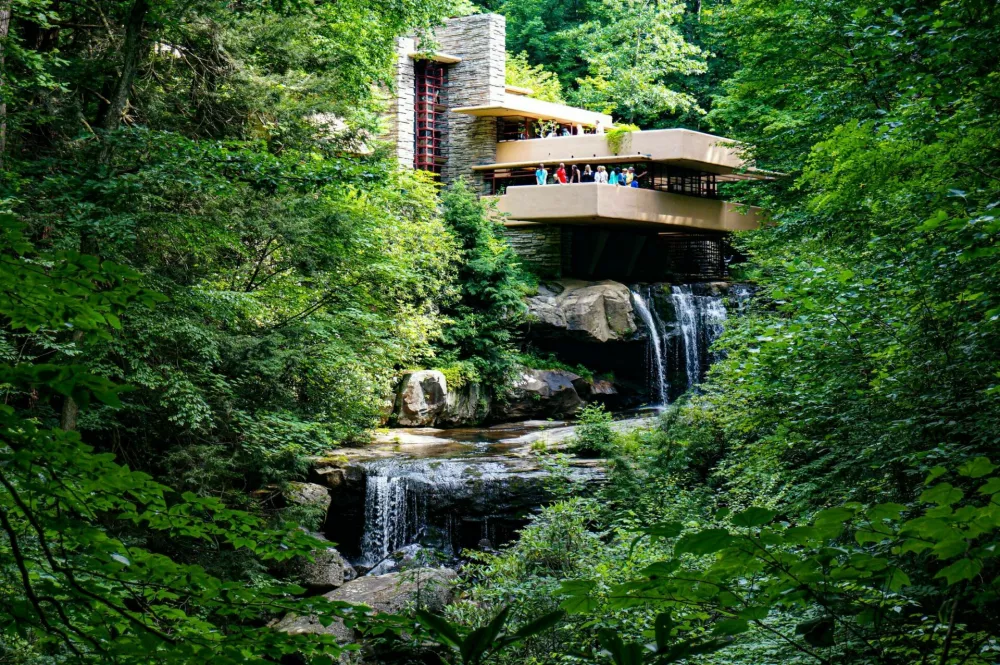 Mill Run, United States &ndash; July 13, 2014: A beautiful view of Fallingwater on a summer afternoon in Mill Run, United States. / Foto: Wirestock