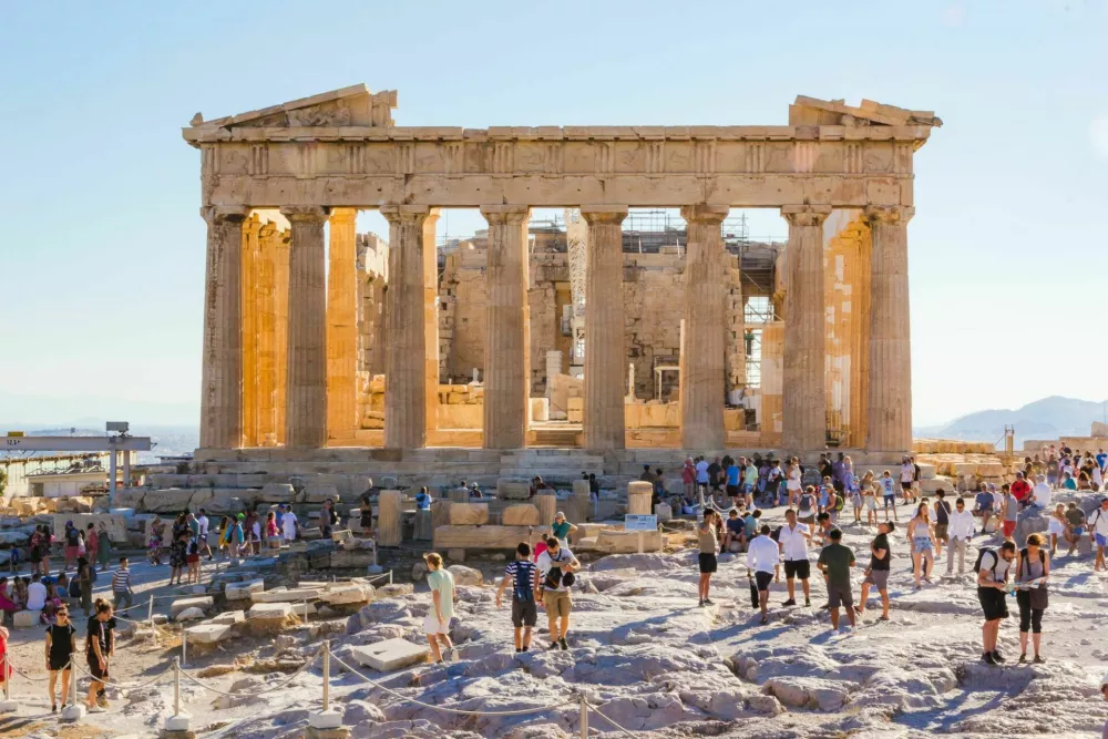 Crowds of tourists visit everyday the Parthenon in the Acropolis in Athens, Greece. At sunset heat decreases and shadows are long. / Foto: Toni Aules
