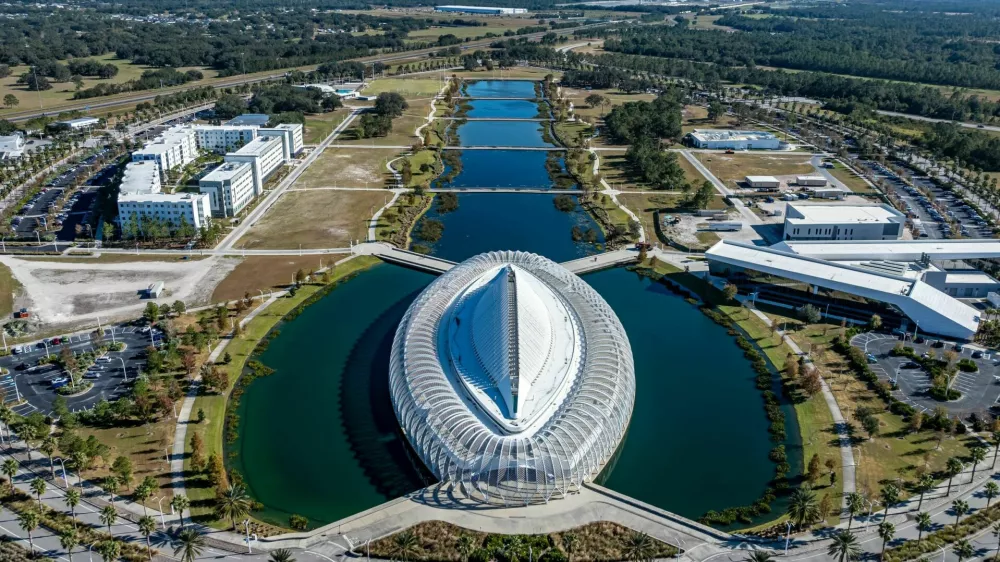 Polk City, FL, USA - December 7, 2024: Afternoon aerial view of the Innovation, Science, and Technology building at Florida Polytechnic University, Polk City, Florida, USA. / Foto: Tw Farlow