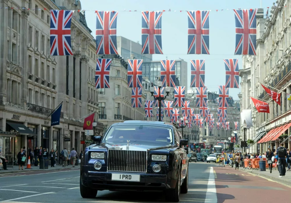 "London, UK - May, 22nd 2012: a Rolls Royce motor car drives down Regent Street in London - British flags are flying across this famous luxury shopping street in celebration of the Queen's Diamond Jubilee" / Foto: Oversnap