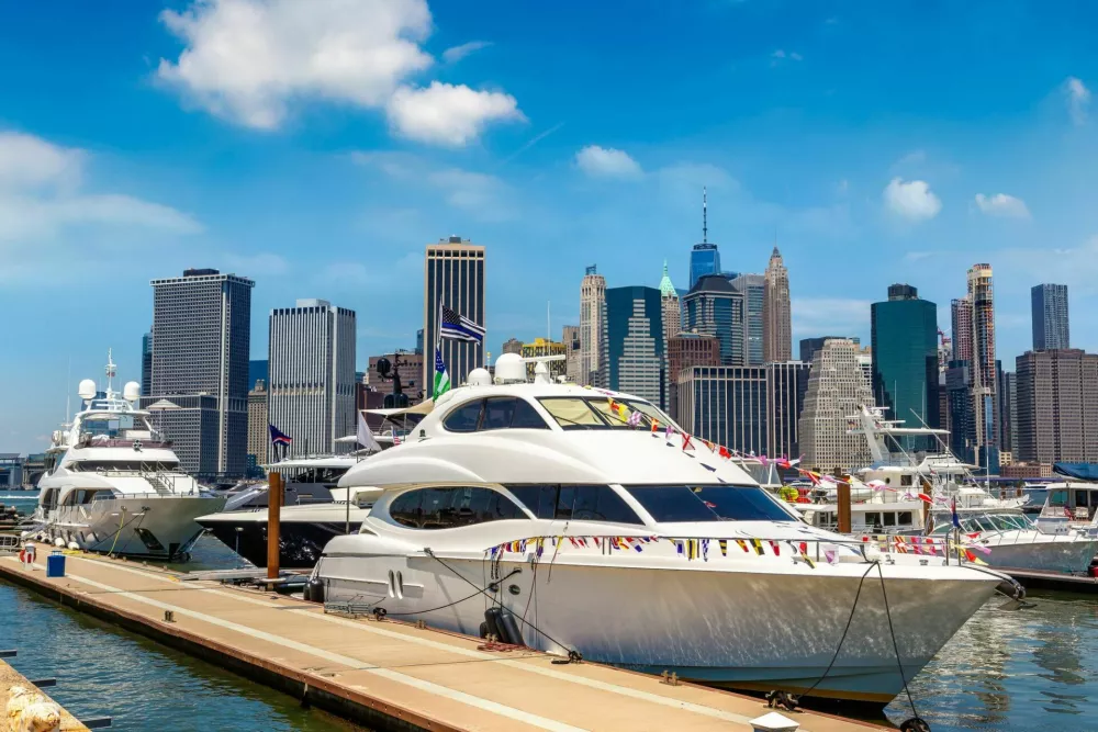 Luxury boat against Manhattan cityscape background in New York City, NY, USA / Foto: Bloodua