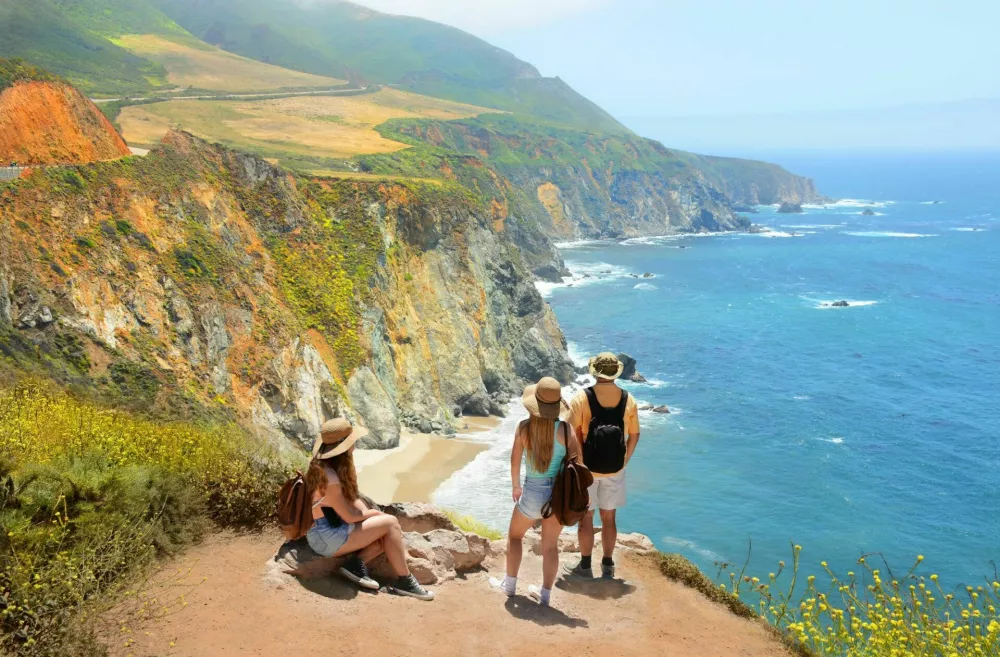 People relaxing looking at beautiful summer mountains landscape. Family on hiking trip, View from highway 1 in California, Pacific Ocean. Big Sur, California, USAP / Foto: Margaretw