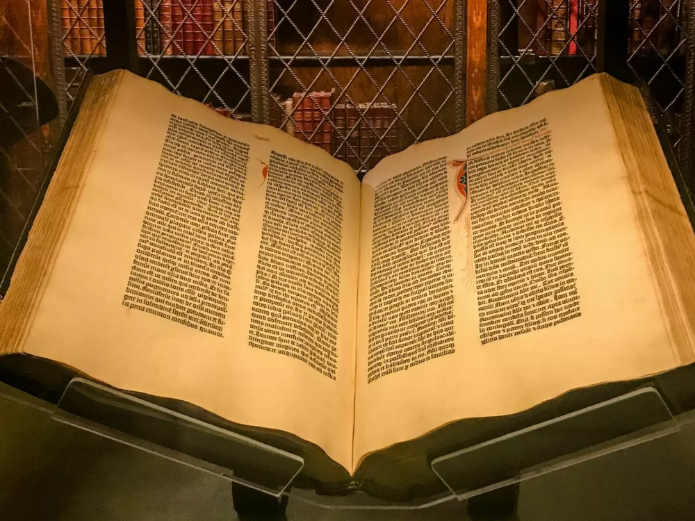 NYC, New York - February 14, 2019: The Gutenberg Bible on display in the JP Morgan Library / Foto: Todamo