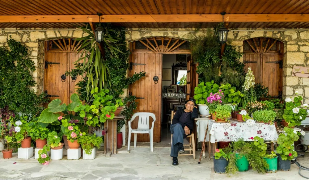 Omodos, Cyprus. May 2018. A view of a local man sitting in his beautiful garden in the traditional village Omodos in Cyprus. / Foto: Undefined Undefined