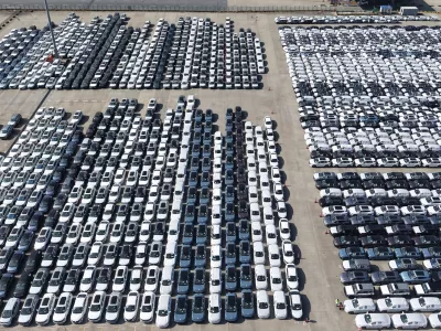 FILE -An aerial view of new cars awaiting export to oversea markets is seen at a port in Shanghai, March 10, 2026. (Chinatopix via AP, File) / Foto: 