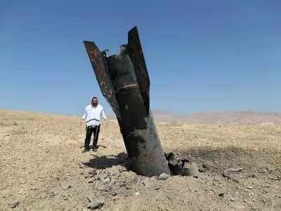 An Israeli ultra-Orthodox Jewish man reacts near a part of a missile protruding from the ground, following strikes from Iran, in the central Israeli-occupied West Bank, June 8, 2026. REUTERS/Ammar Awad / Foto: Ammar Awad