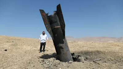 An Israeli ultra-Orthodox Jewish man reacts near a part of a missile protruding from the ground, following strikes from Iran, in the central Israeli-occupied West Bank, June 8, 2026. REUTERS/Ammar Awad / Foto: Ammar Awad