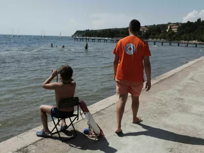 - Primorska 2014 - Ankaran - Jadranska obala - plaa - reevalec iz vode - reevalni obroč - varnost na kopqaličih - naravno kopaliče///FOTO: Luka Cjuha / Foto: Luka Cjuha