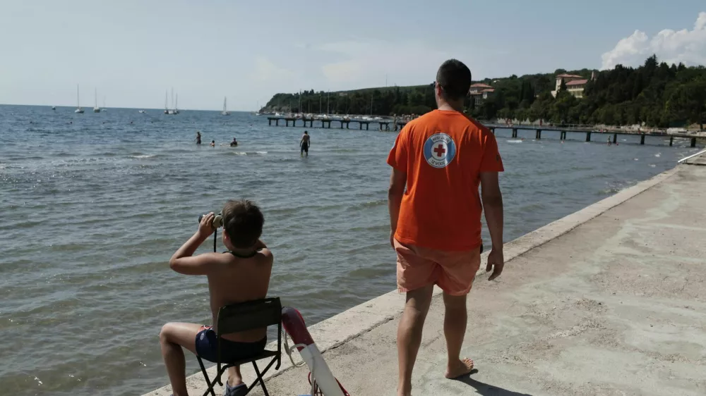 - Primorska 2014 - Ankaran - Jadranska obala - plaa - reevalec iz vode - reevalni obroč - varnost na kopqaličih - naravno kopaliče///FOTO: Luka Cjuha / Foto: Luka Cjuha