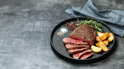 Sliced medium rare grilled beef steak and potato wedges, selective focus / Foto: Laperla_foto