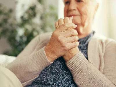 Senior woman, wrist pain and sofa at house for discomfort, muscle strain and arthritis stiffness. Elderly person, massage or tension of pinched nerve, hand injury and mobility problem of fibromyalgia / Foto: Jacob Wackerhausen