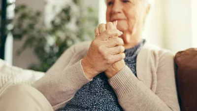 Senior woman, wrist pain and sofa at house for discomfort, muscle strain and arthritis stiffness. Elderly person, massage or tension of pinched nerve, hand injury and mobility problem of fibromyalgia / Foto: Jacob Wackerhausen