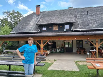 &raquo;Tu, v miru, je delati veliko prijetneje kot v dolinskem živžavu&laquo;