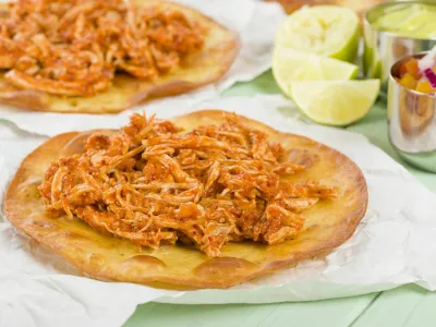 Mexican crispy corn tortilla topped with chicken tinga. Served with pico de gallo, guacamole and crema mexicana. / Foto: Paul_brighton