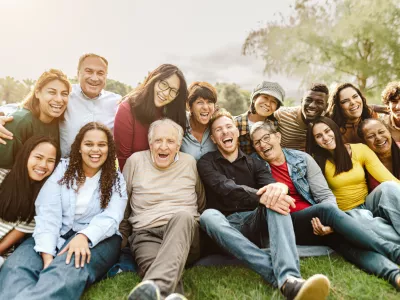V resnici smo bolj povezani, kot se nam na prvi pogled zdi. / Foto: Istock