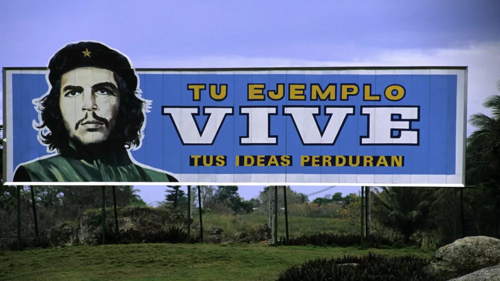 Plakat na Kubi, ki pravi: Tvoj zgled živi, tvoje ideje ostajajo. / Foto: Profimedia