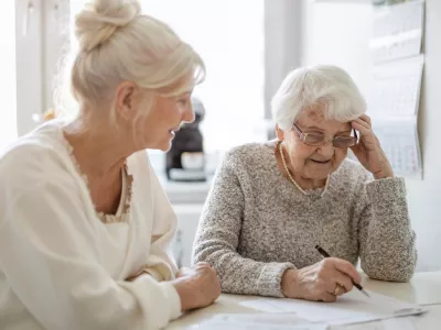 Ko smo starej&scaron;i, se organizem spremeni. Včasih potrebujemo pomoč. / Foto: Istock