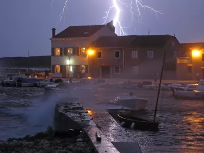 Na&scaron;i predniki so verjeli, da je udar strele v hi&scaron;o ali drevo posebno sporočilo ali svarilo. / Foto: Luka Cjuha