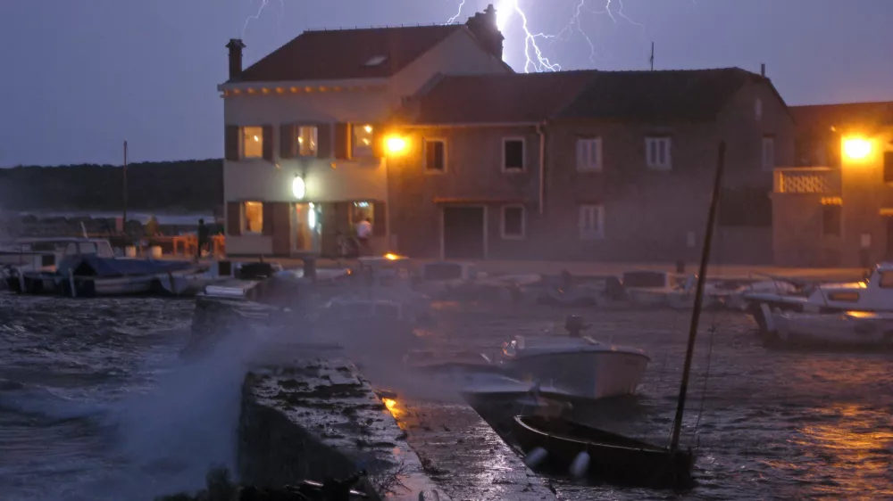 Na&scaron;i predniki so verjeli, da je udar strele v hi&scaron;o ali drevo posebno sporočilo ali svarilo. / Foto: Luka Cjuha