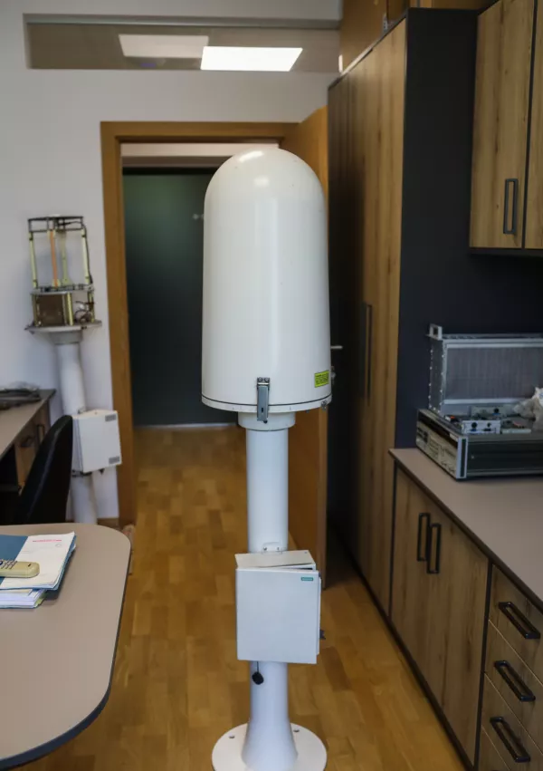 - Starej&scaron;i model senzorja za strele, senzor za strele,,- 03.07.2026. Reportaža o udarih strel v Sloveniji. - Elektroin&scaron;titut Milan Vidmar.- Sistem za zaznavanje strel Scalar.//FOTO Bojan Velikonja / Foto: Bojan Velikonja