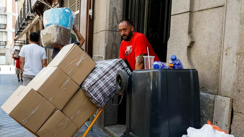 A worker transports boxes and a bag during a heatwave in Madrid, Spain, July 6, 2026. REUTERS/Violeta Santos Moura / Foto: Violeta Santos Moura