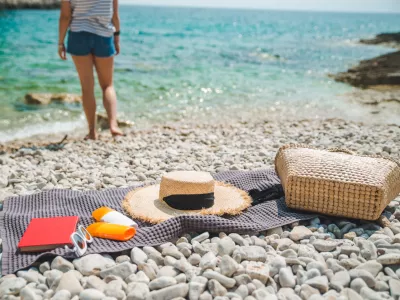 sea stuff at blanket at rocky beach copy space / Foto: Istockphoto