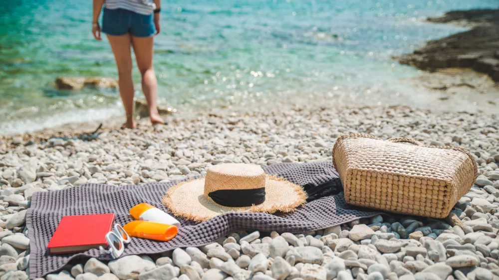 sea stuff at blanket at rocky beach copy space / Foto: Istockphoto