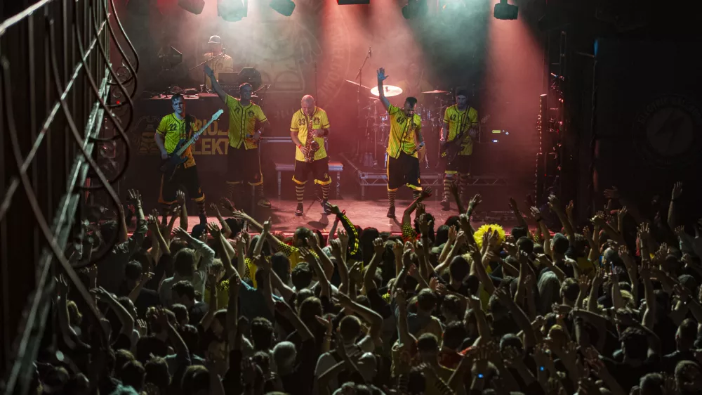 Dubioza Kolektiv je med najbolj priljubljenimi skupinami tudi pri nas. Sestavljajo jo glasbeniki iz nekdanjih jugoslovanskih republik, tudi Slovenije. / Foto: Profimedia