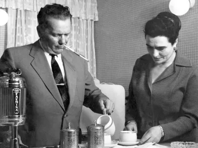 Na nedatovan&eacute;m sn&iacute;mku si jugosl&aacute;vsk&yacute; prezident Josip Broz Tito a Jovanka Brozov&aacute; připravuj&iacute; k&aacute;vu.,Image: 670240090, License: Rights-managed, Restrictions:, Model Release: no / Foto: Profimedia