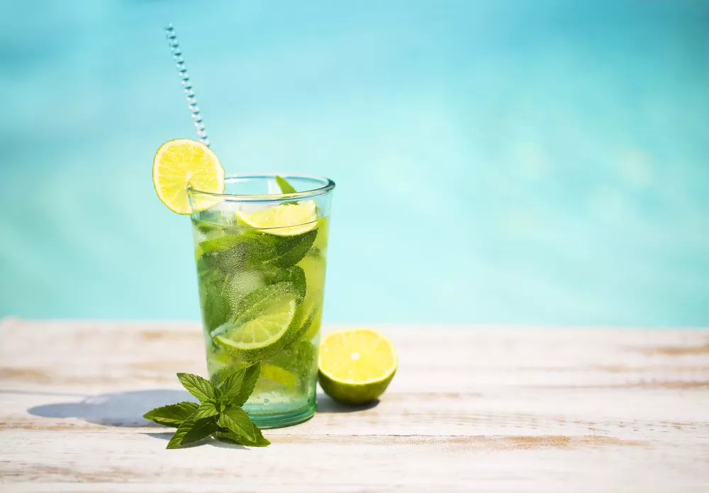 Cocktail glasses at pool, beach side. Mojito / Foto: Petrenkod